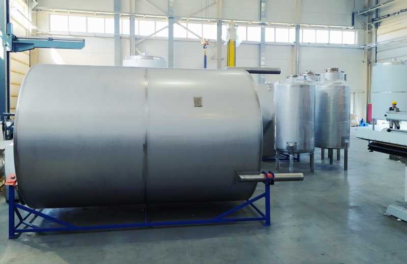 Tanks of 10 m3 and 1 m3